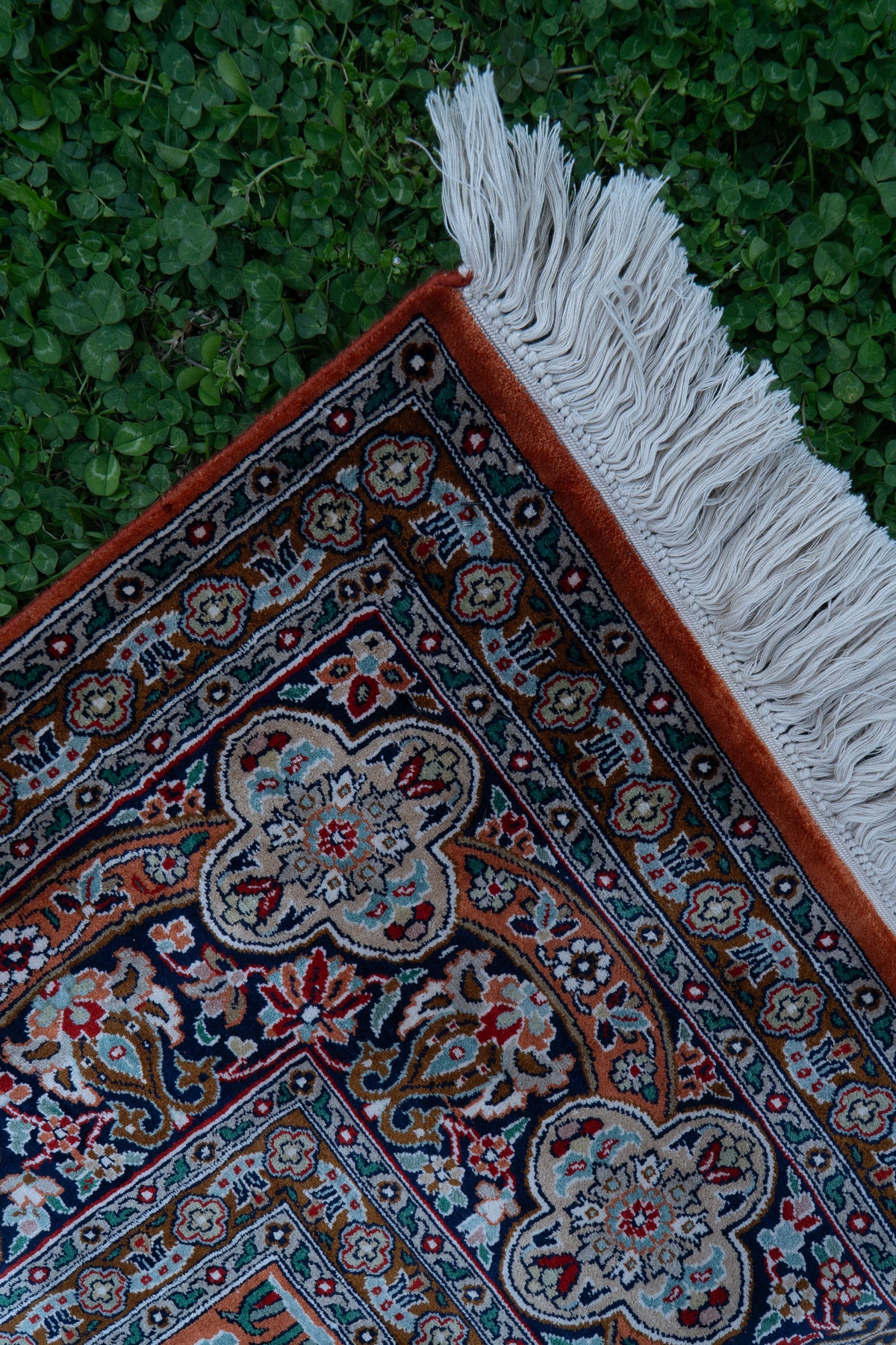 6ft x 4ft: Heritage Oval Symphony: Hand Knotted Mulberry silk