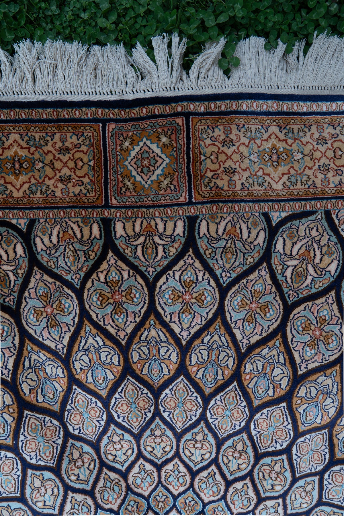 5ft x 3ft: Ivory Petal Radiance: Hand Knotted Mulberry silk on silk Kashmiri Carpet