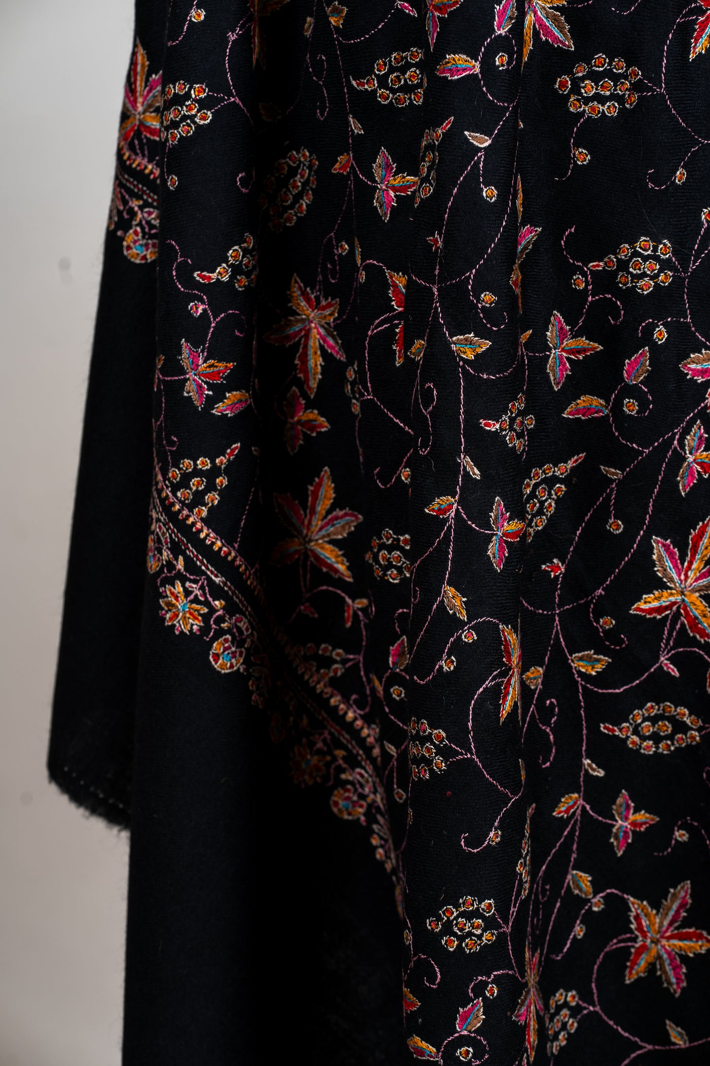 Noor-e-Zun – Hand Embroidered Sozni Pashmina Shawl
