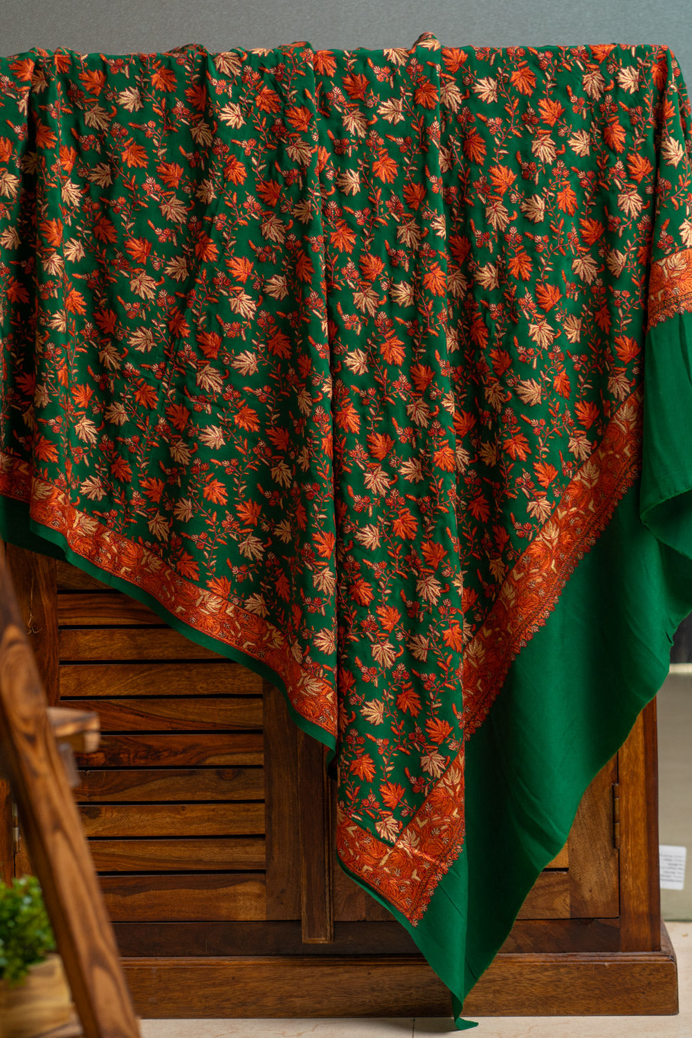 Enchanting Green Pure Crepe Saree with Sozni Hand Embroidery