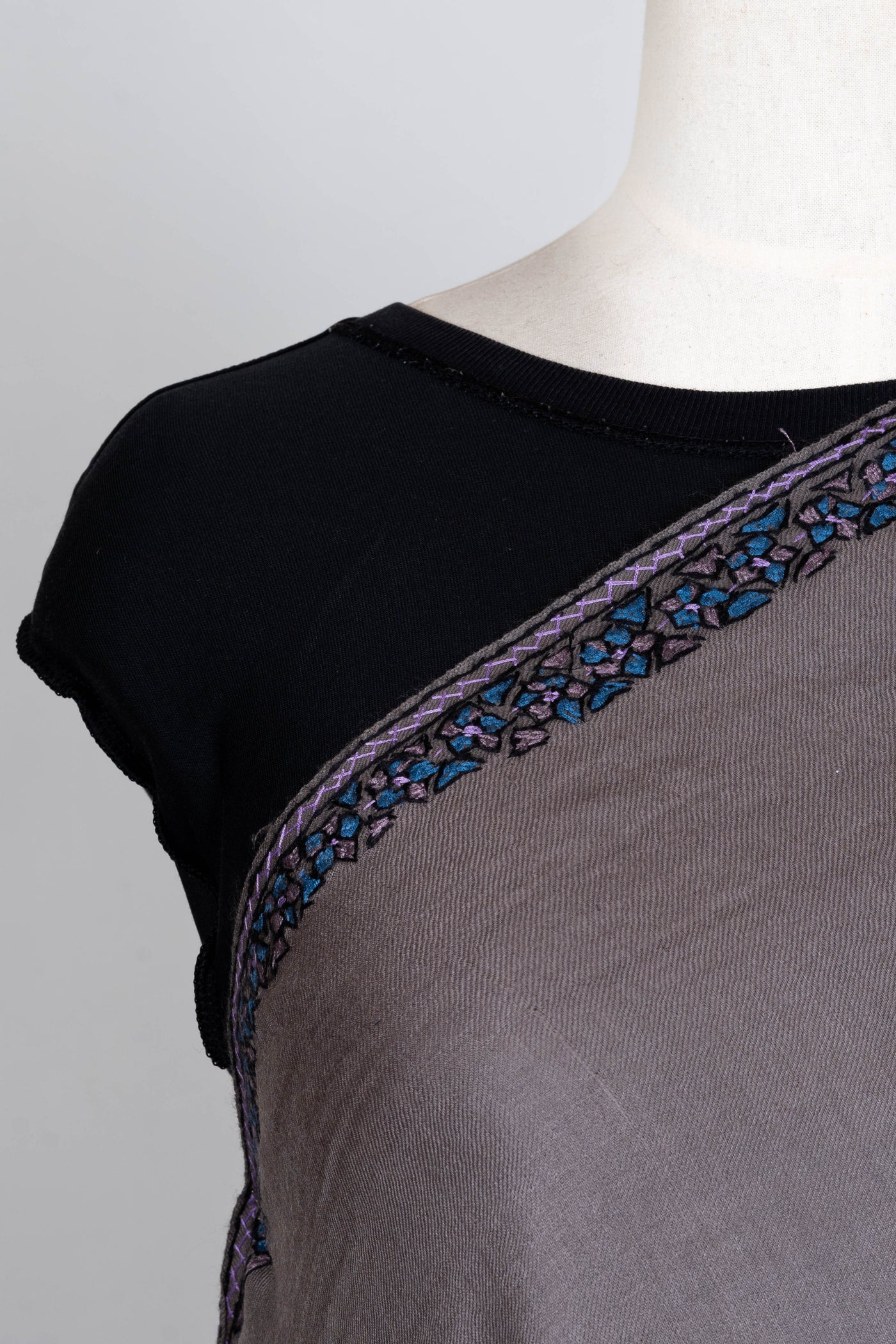 Shaam-e-Falak – Merino Wool Shawl with Sozni Hand Embroidery