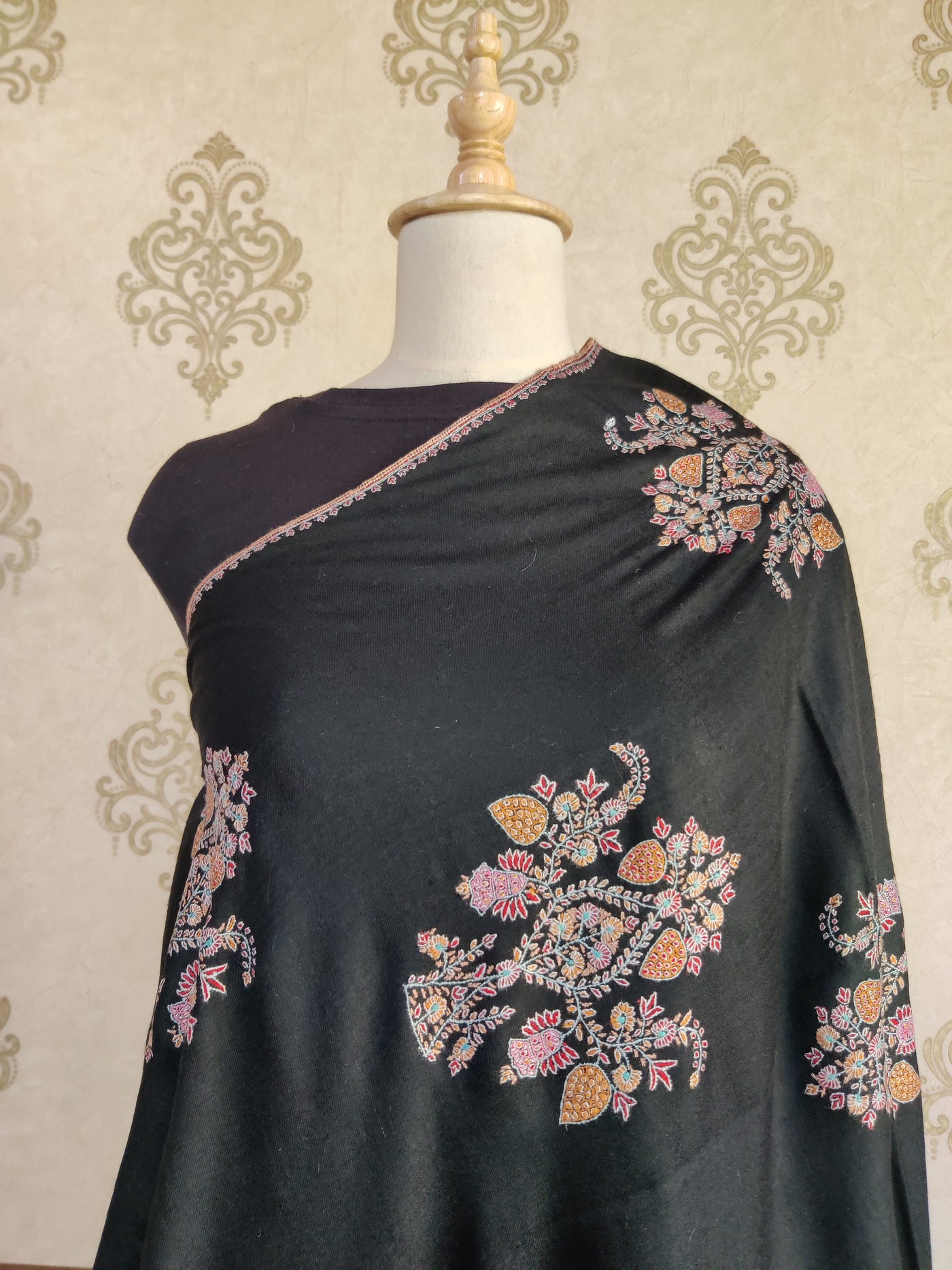 Intricacy and Elegance: Sozni Embroidered Pashmina Shawl - KashmKari