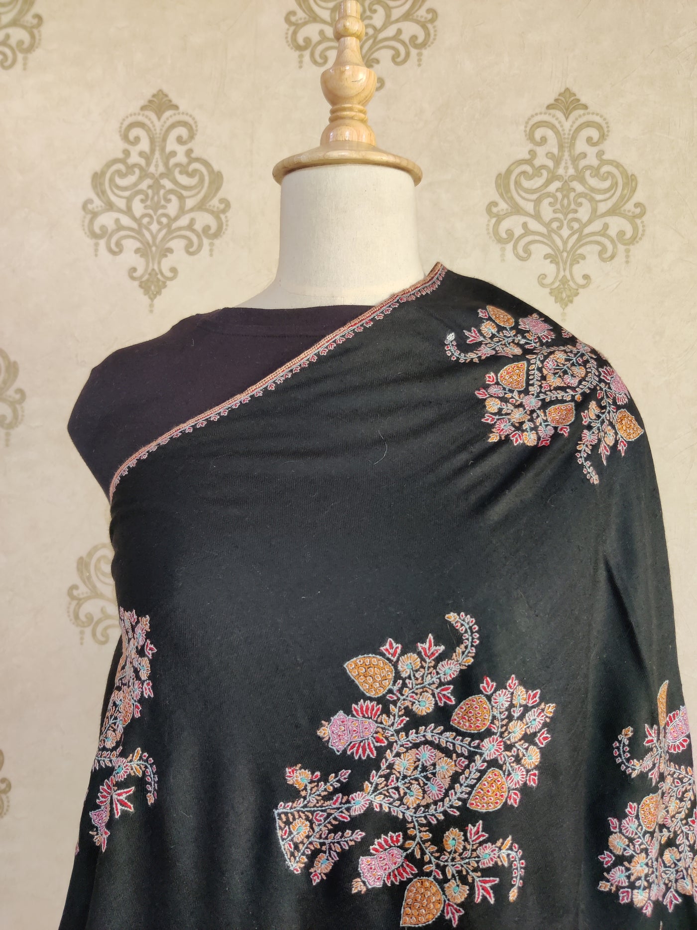 Intricacy and Elegance: Sozni Embroidered Pashmina Shawl - KashmKari