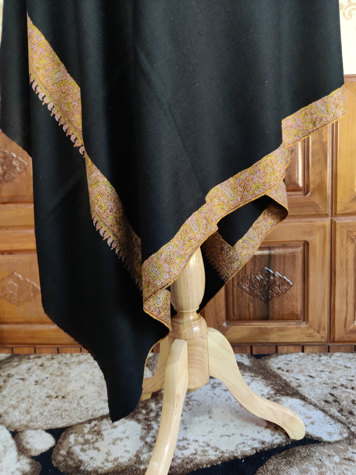 The Sozni Elegance: Pure Pashmina Shawl with Paisley Border Embroidery - KashmKari