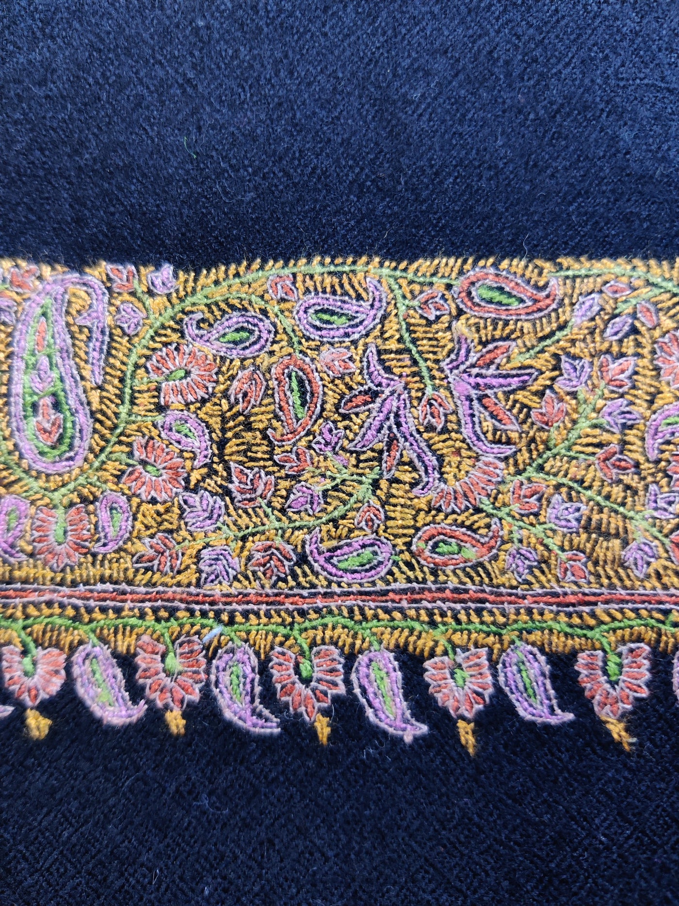 The Sozni Elegance: Pure Pashmina Shawl with Paisley Border Embroidery - KashmKari