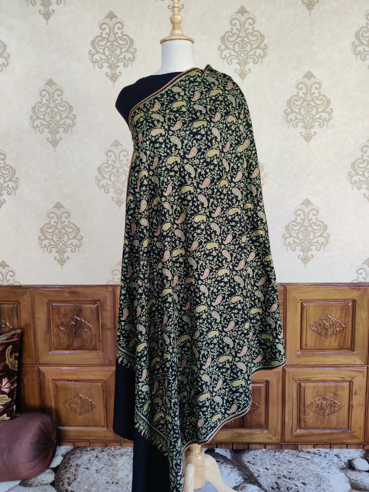 The Paisley Elegance: Handcrafted Pure Pashmina Shawl with Sozni Embroidery - KashmKari