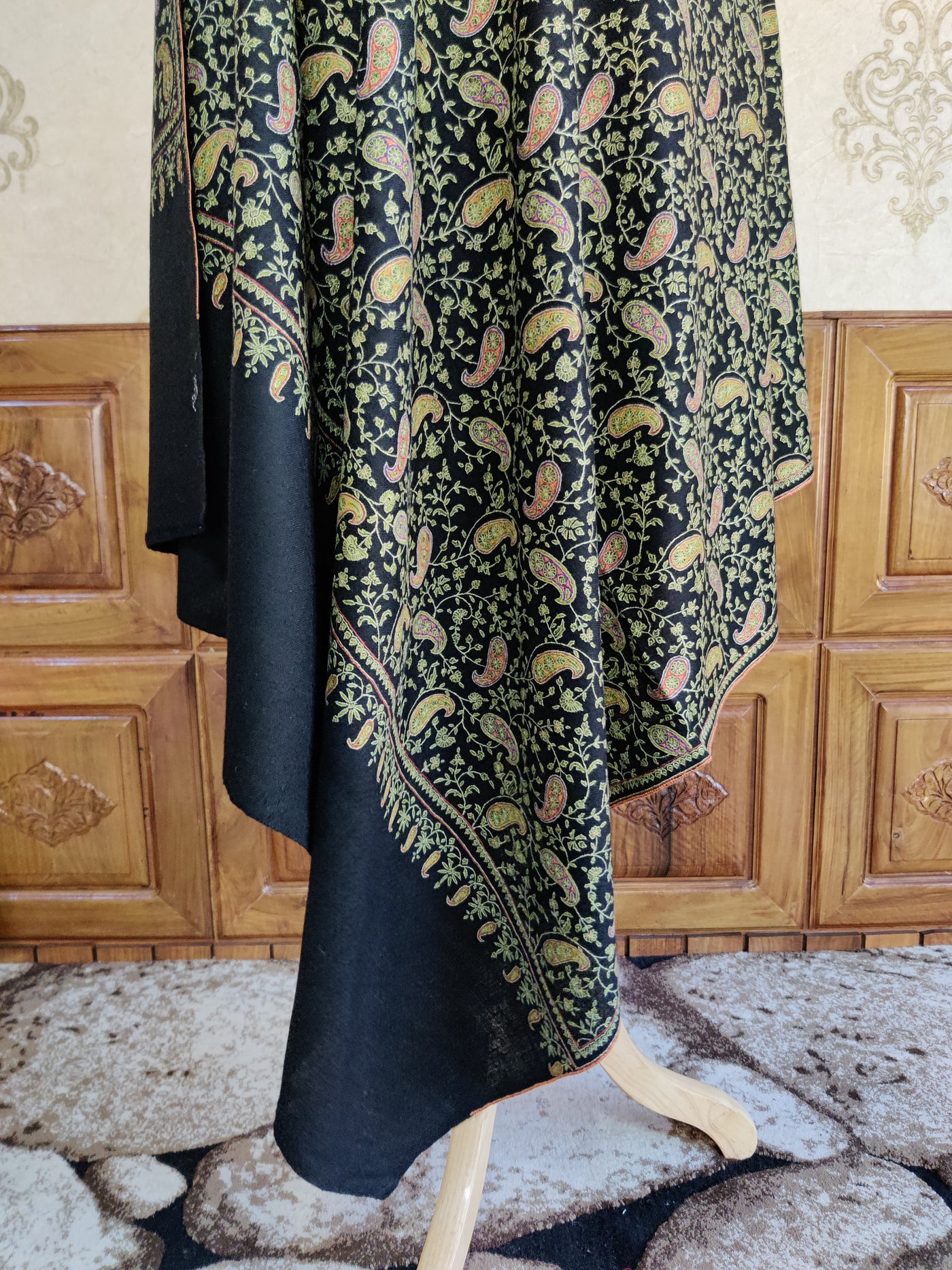 The Paisley Elegance: Handcrafted Pure Pashmina Shawl with Sozni Embroidery - KashmKari