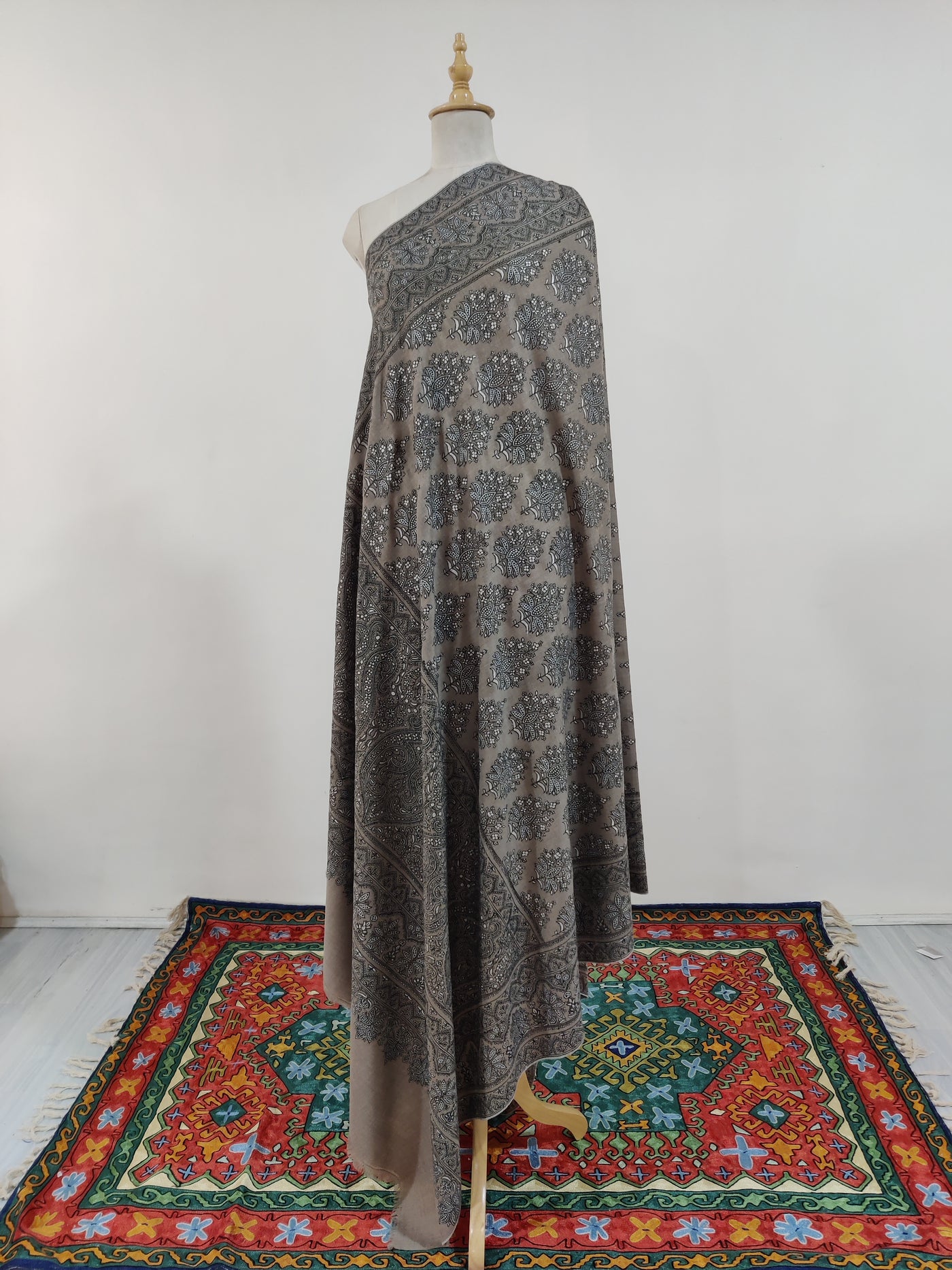 3 Yards : Charcoal Elegance Sozni Hand Embroidered Pure Pashmina Shawl