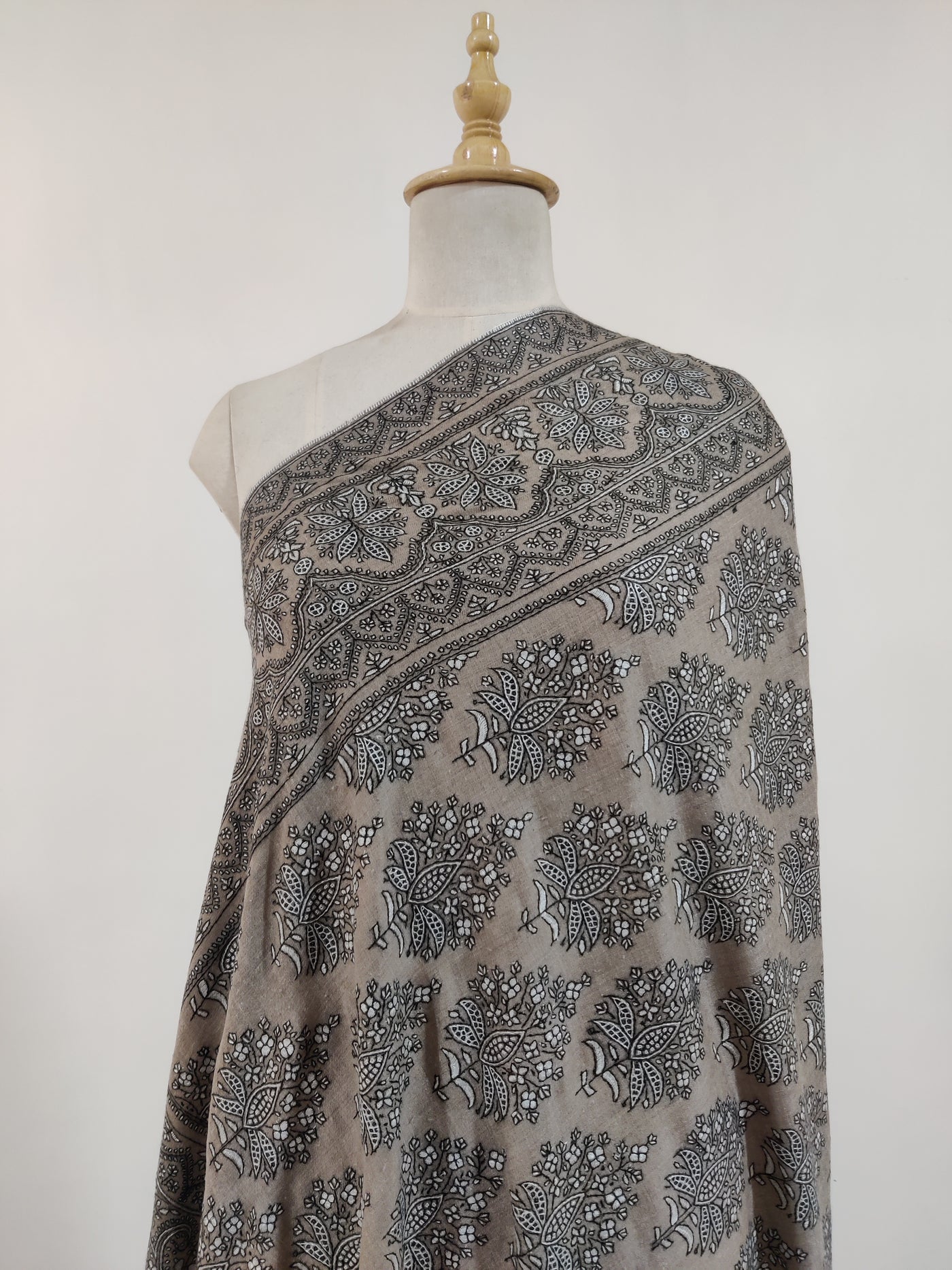 3 Yards : Charcoal Elegance Sozni Hand Embroidered Pure Pashmina Shawl