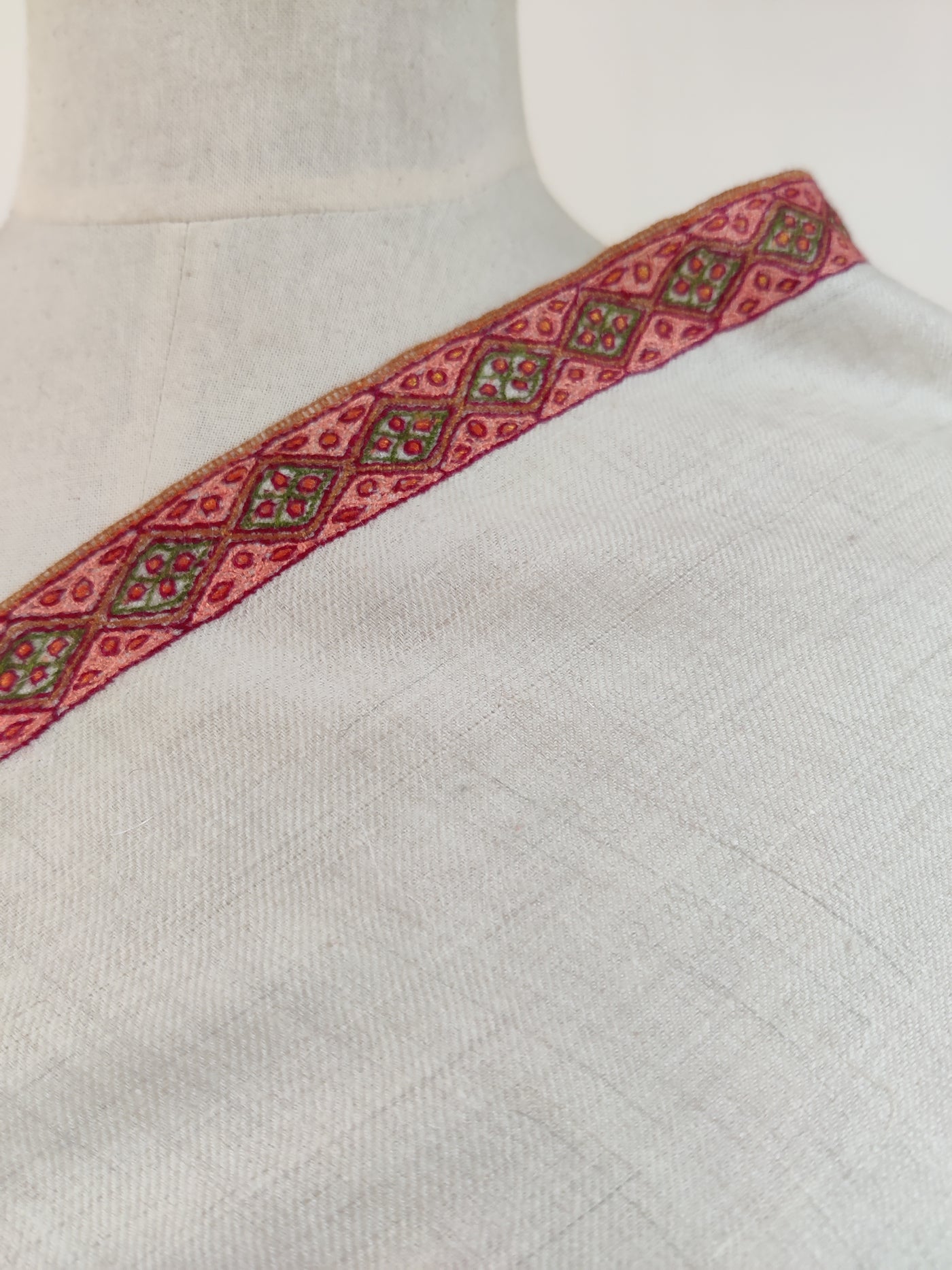 3 Yards : Classic Ivory Hand-Embroidered Sozni Pure Pashmina Shawl