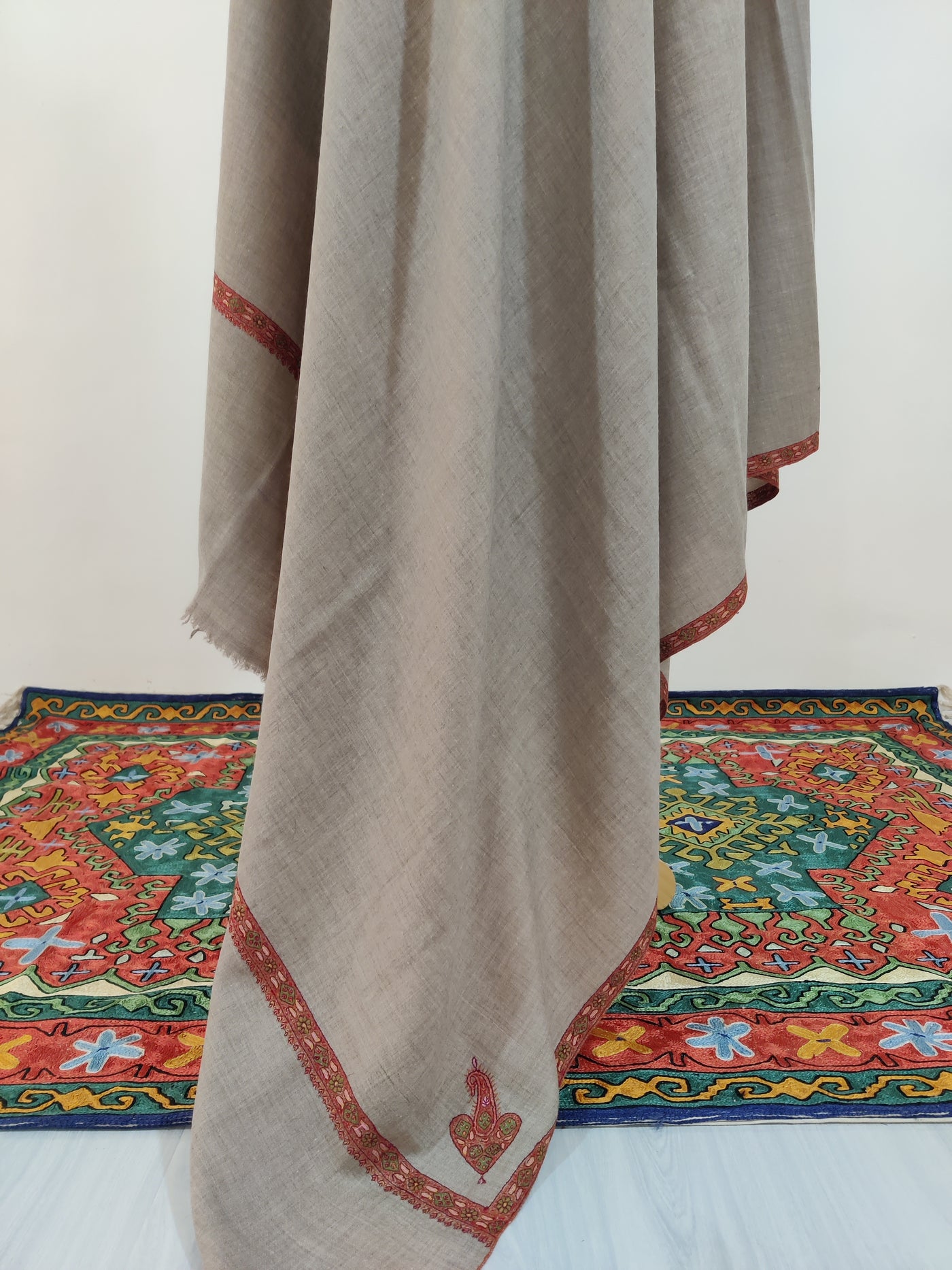 3 Yards : Minimalist Sozni Hand-Embroidered Pure Pashmina Shawl in Subtle Beige