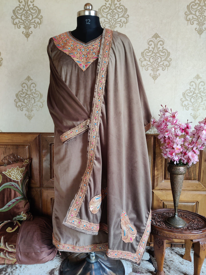3 pcs Kashmiri Velvet Tilla Pheran With Stole and Trouser Pheran KashmKari Buy 3 pcs Kashmiri Velvet Pheran Tilla With Dupatta and trousers Online at a Best price | Kashmir Thread 